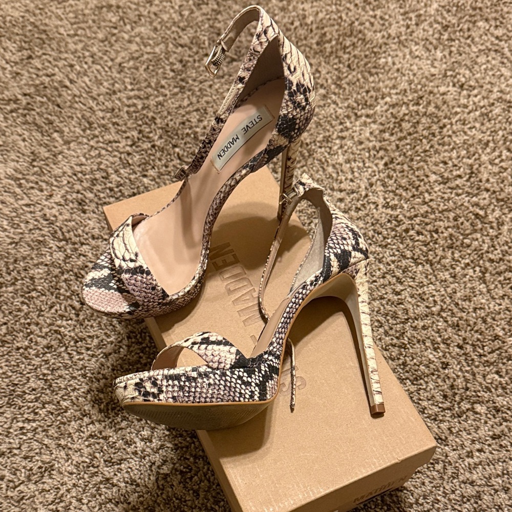 Steve Madden Black and Cream Patterned Heels - Picture 2 of 2